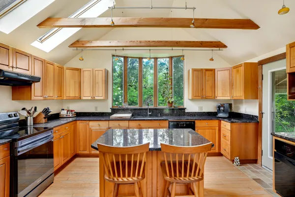 $1,895,000 | 174 Middle Road, Chilmark, MA 02535