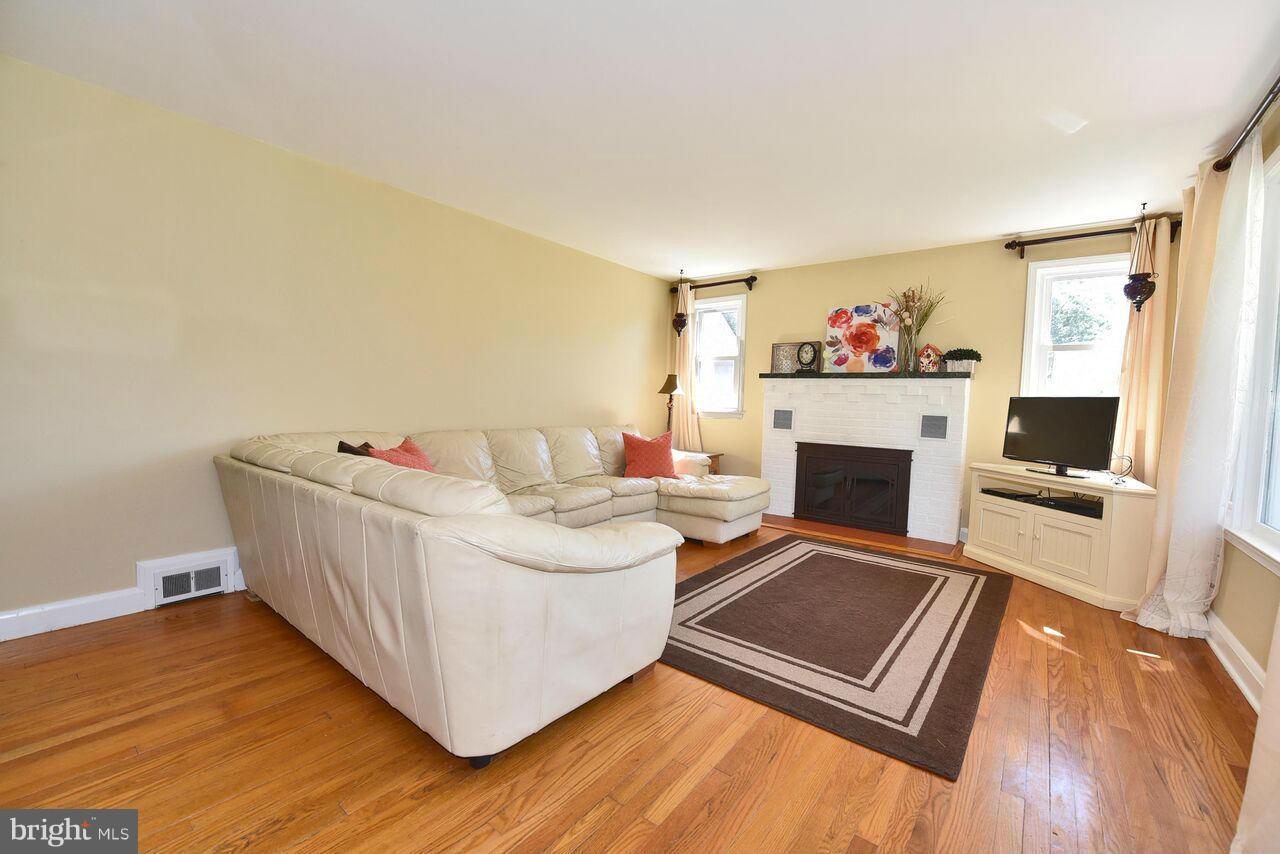 4108 Klausmier Road Baltimore, MD 21236 - Photo 3 of 30 Living Room