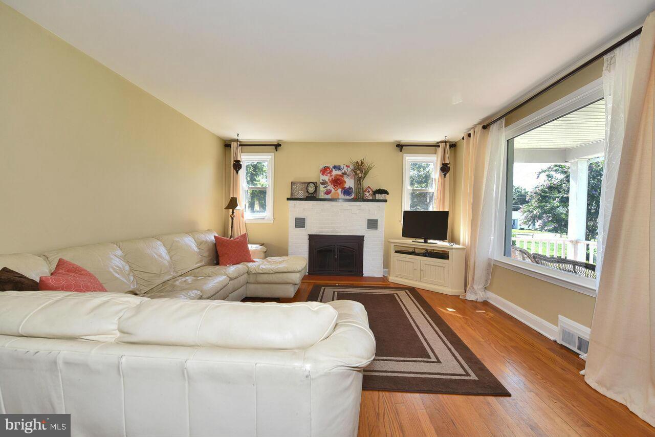 4108 Klausmier Road Baltimore, MD 21236 - Photo 4 of 30 Living Room
