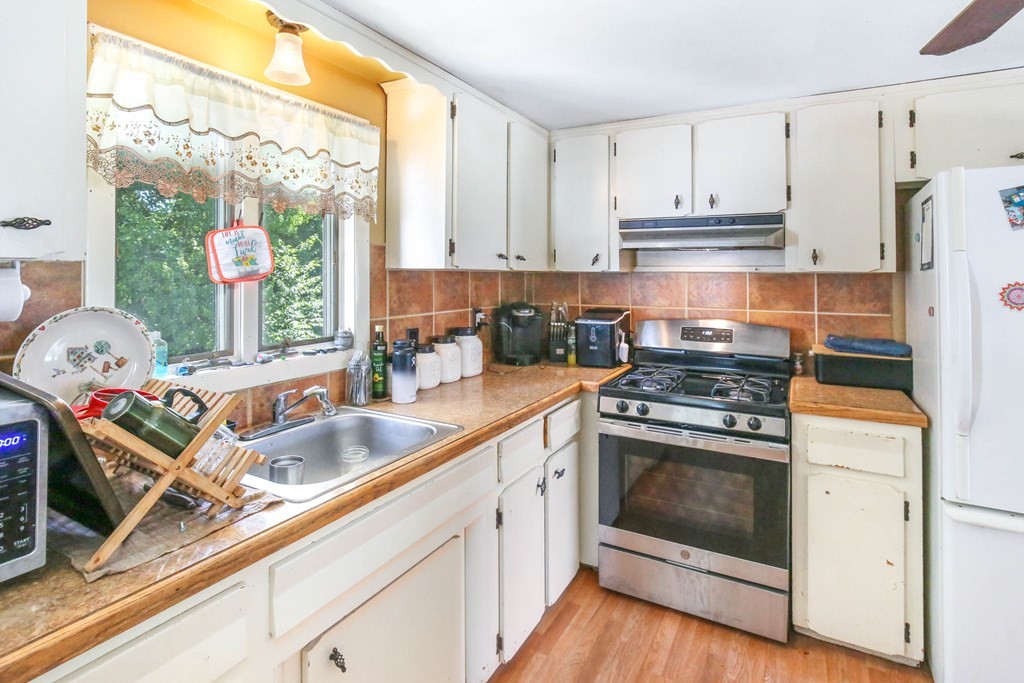 49 Batten Street Webster, MA 01570 - Photo 9 of 31