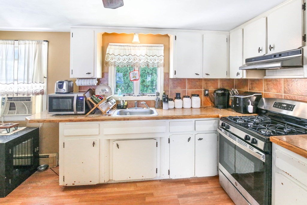 49 Batten Street Webster, MA 01570 - Photo 10 of 31