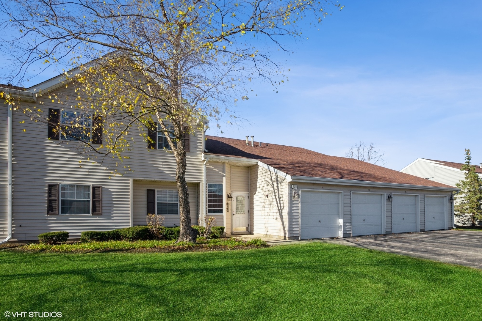 117 Gant Circle, Unit D Streamwood, IL 60107 - Photo 1 of 16 a backyard of a house