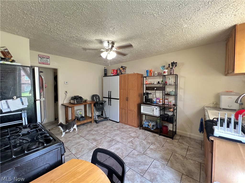 101 Shields Road Youngstown, OH 44512 - Photo 6 of 10 PLENTY OF ROOM IN THE SPACIOUS EAT IN KITCHEN.