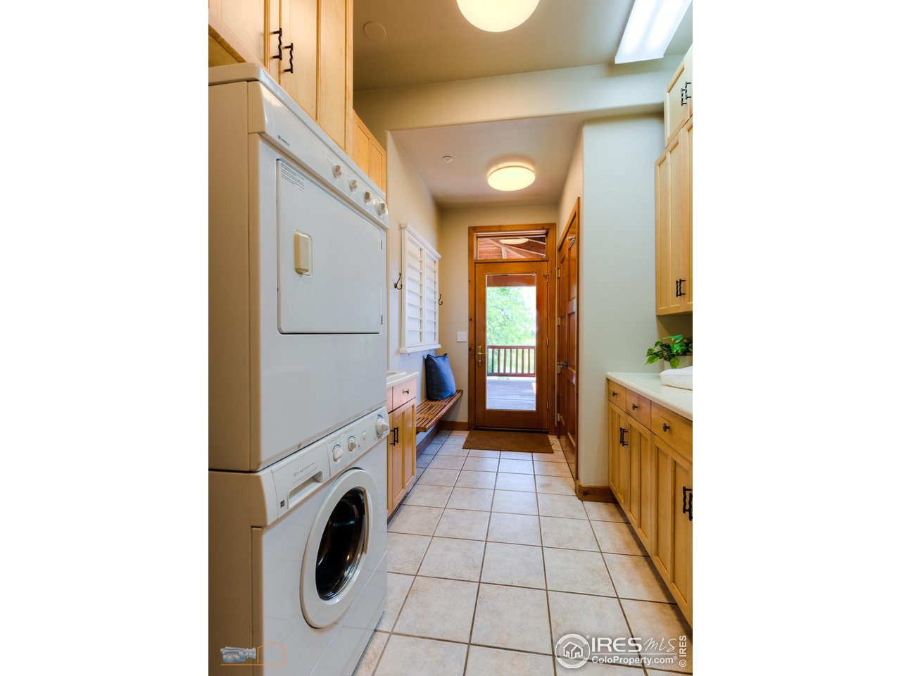 9428 Gunbarrel Ridge Road Boulder, CO 80301 - Photo 17 of 40 Spacious laundry/mud room.