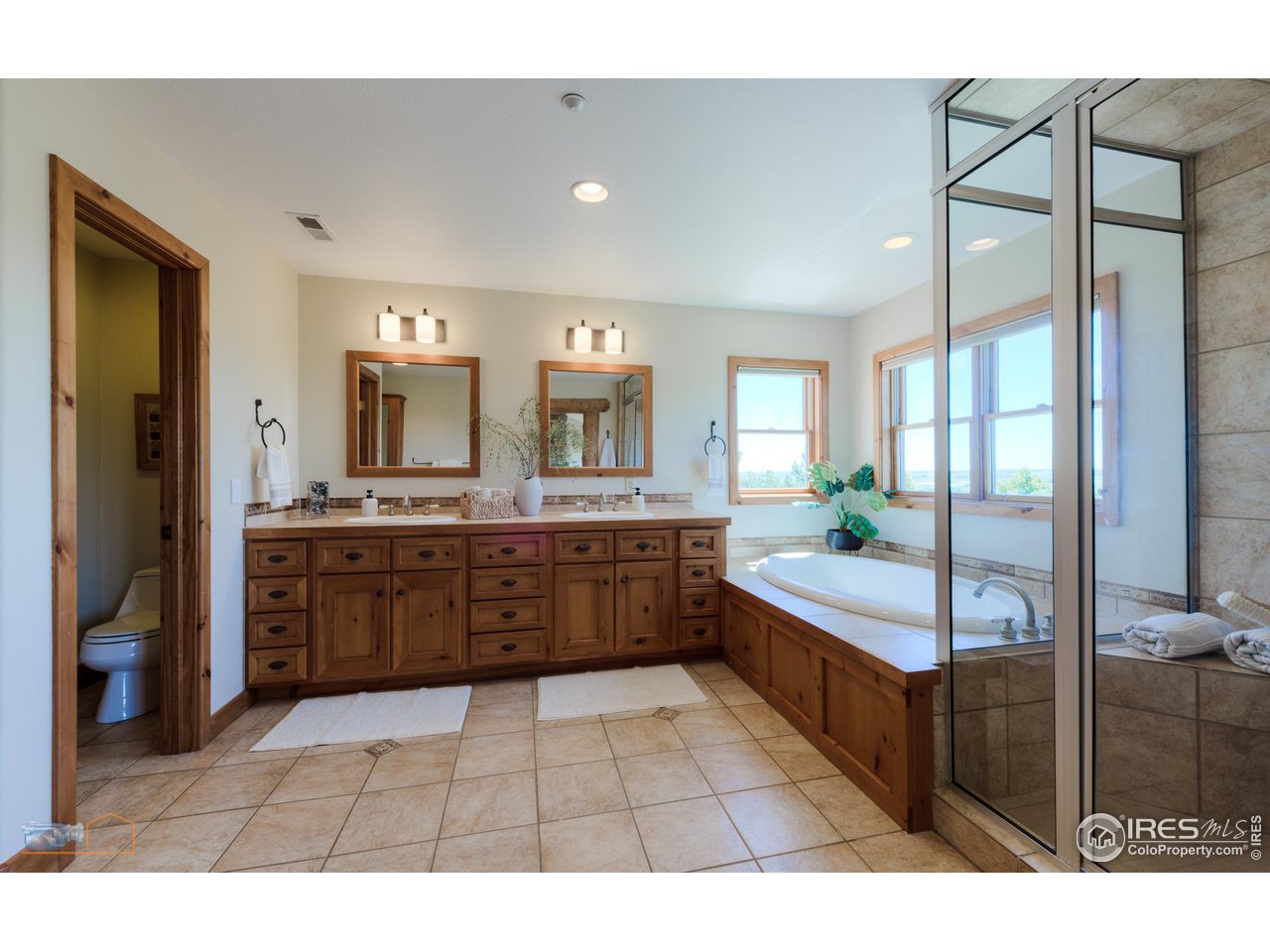 9428 Gunbarrel Ridge Road Boulder, CO 80301 - Photo 23 of 40 Five piece primary bathroom with walk-in closet.