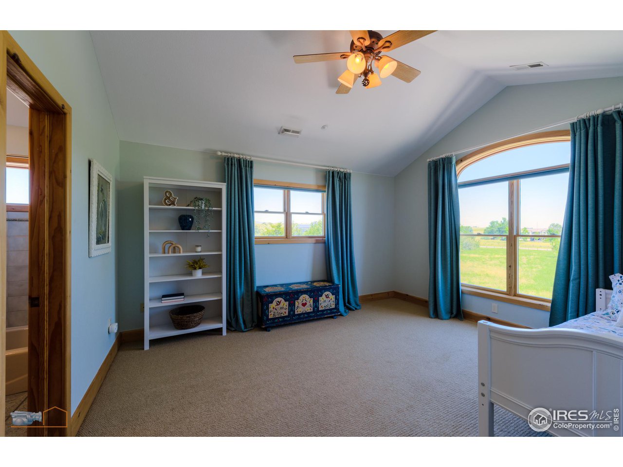 9428 Gunbarrel Ridge Road Boulder, CO 80301 - Photo 25 of 40 3rd bedroom with ensuite bathroom.