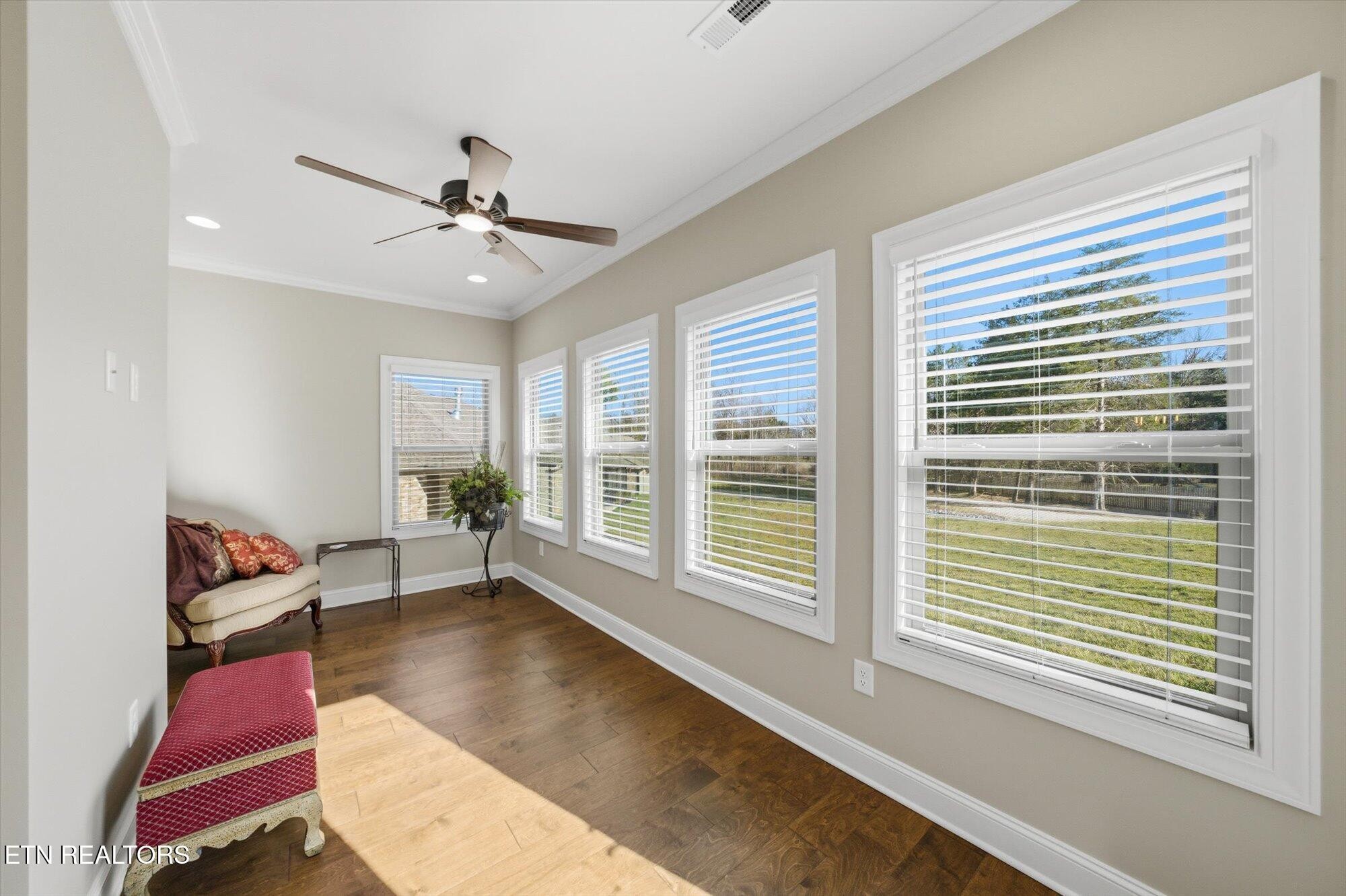 7122 Volunteer Rdg Lane Knoxville, TN 37918 - Photo 16 of 34 a living room with furniture and windows