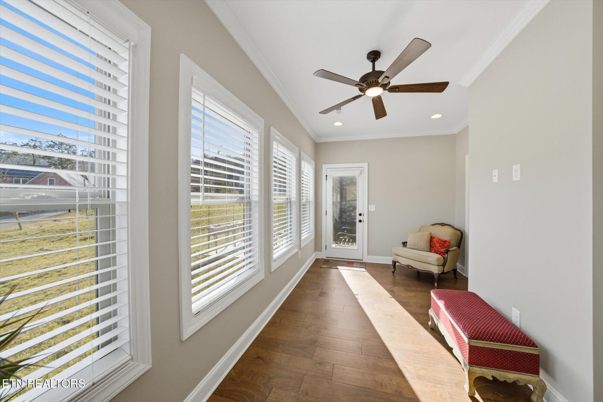 7122 Volunteer Rdg Lane Knoxville, TN 37918 - Photo 17 of 34 a hallway with a couch and a chandelier