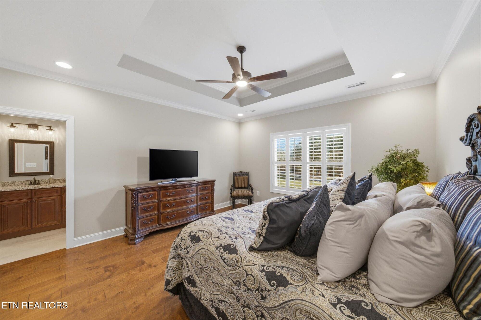 7122 Volunteer Rdg Lane Knoxville, TN 37918 - Photo 20 of 34 a living room with furniture and a flat screen tv