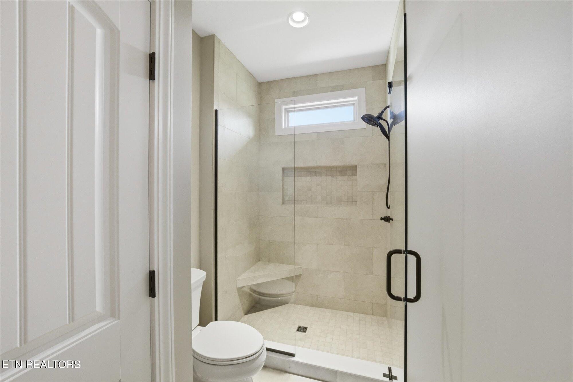 7122 Volunteer Rdg Lane Knoxville, TN 37918 - Photo 22 of 34 a bathroom with a shower a toilet and a shower