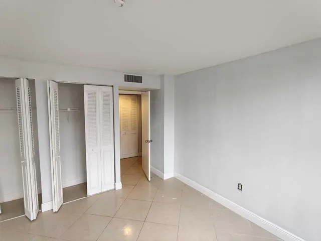 $344,900 | 5600 North Flagler Drive, Unit 210, West Palm Beach, FL 33407