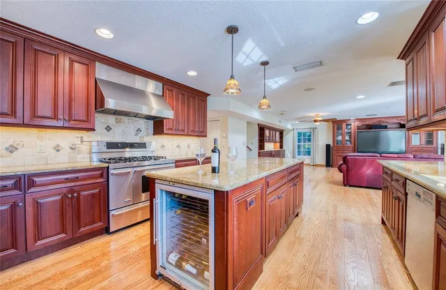 a view of kitchen with washer and dryer