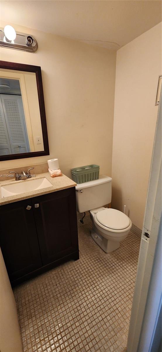 191 Preston Way, Unit 191 Boca Raton, FL 33434 - Photo 8 of 13 a bathroom with a toilet a sink and mirror