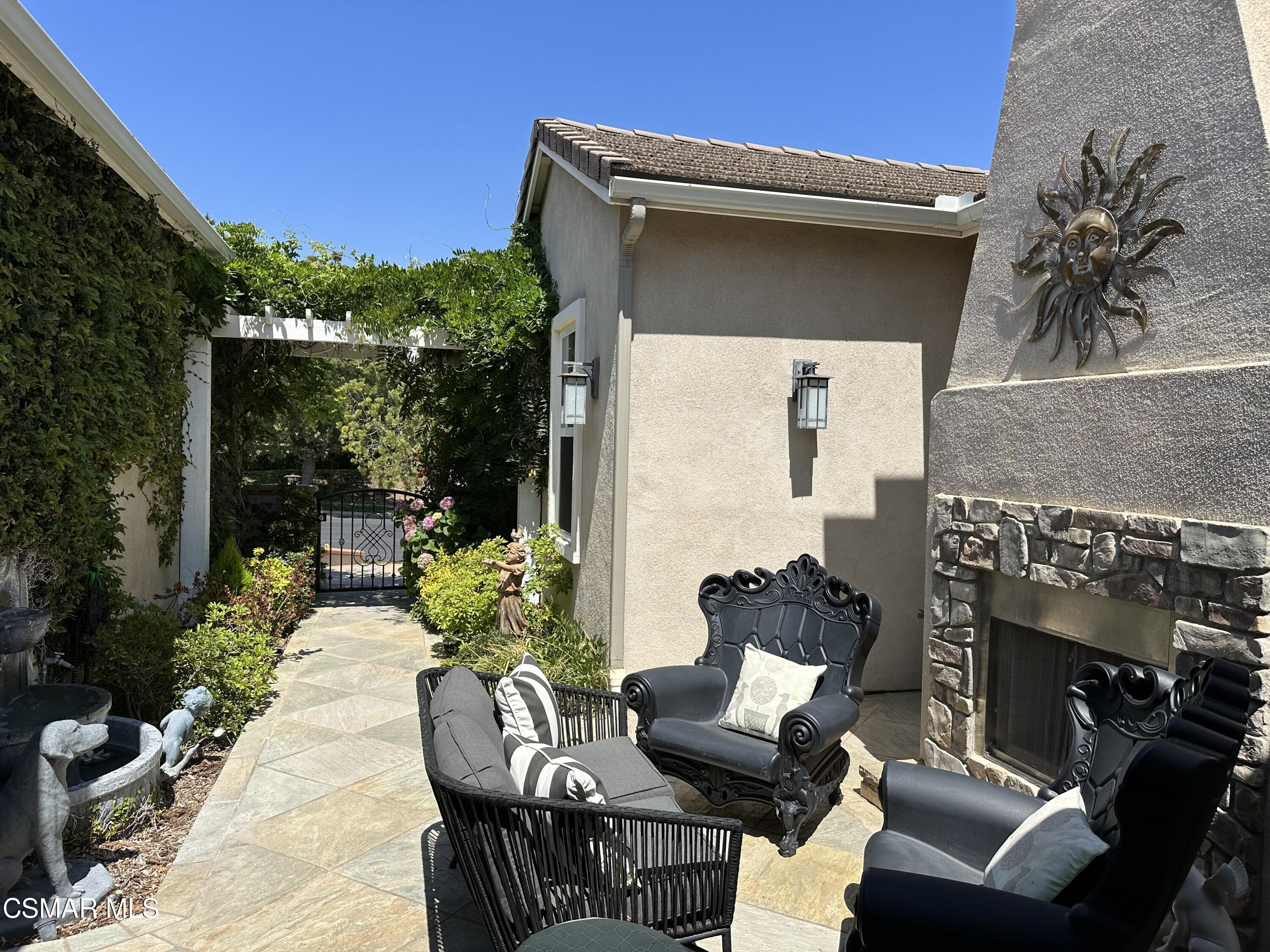 13704 Blue Ridge Way Moorpark, CA 93021 - Photo 4 of 13 1-Courtyard