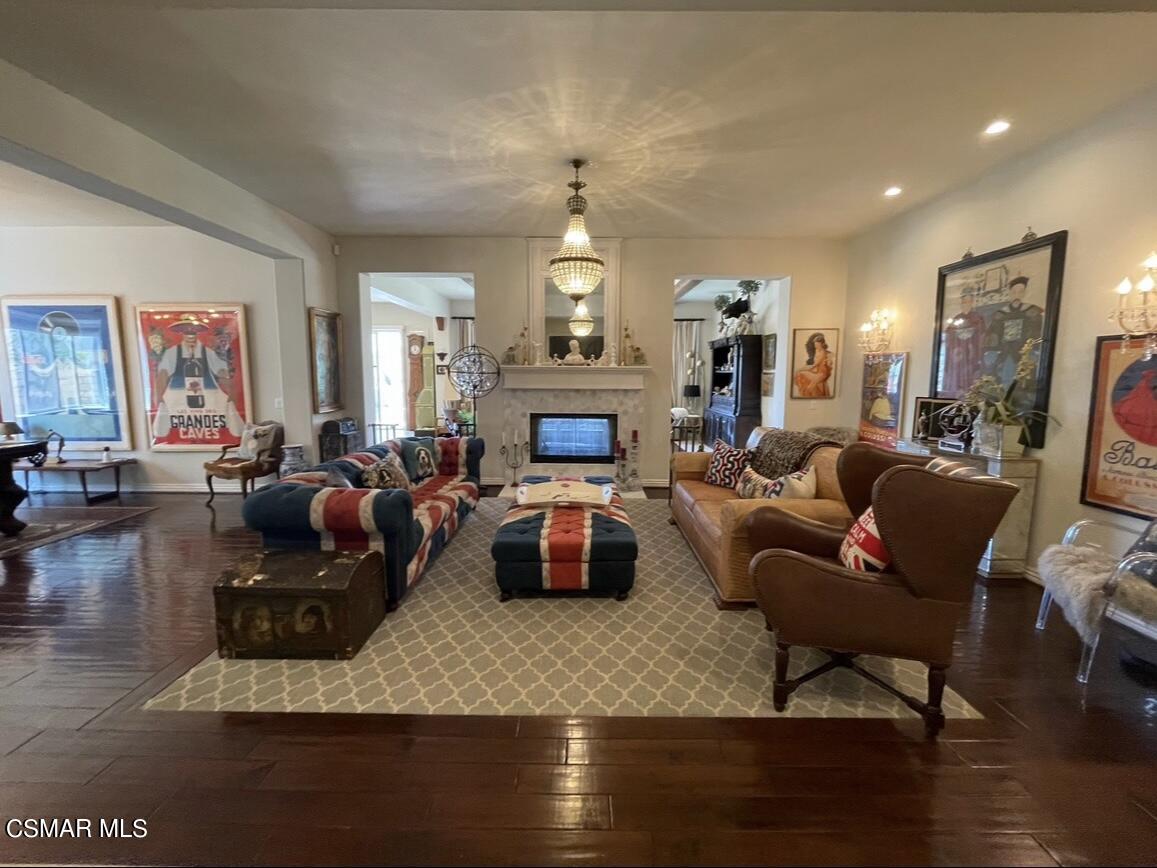 13704 Blue Ridge Way Moorpark, CA 93021 - Photo 6 of 13 Living Room