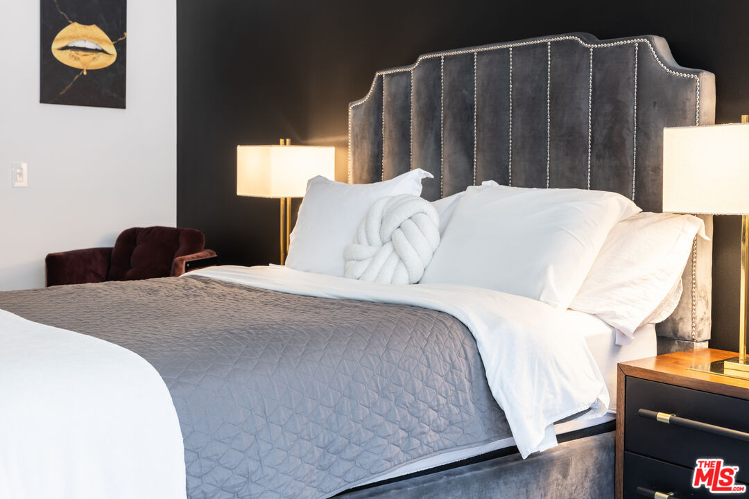 7250 Franklin Avenue, Unit 512 Los Angeles, CA 90046 - Photo 18 of 28 a bedroom with a bed and a lamp on table