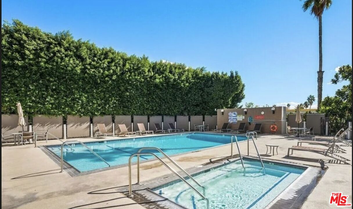 7250 Franklin Avenue, Unit 512 Los Angeles, CA 90046 - Photo 26 of 28 a view of a backyard