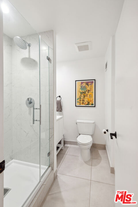 7250 Franklin Avenue, Unit 512 Los Angeles, CA 90046 - Photo 6 of 28 a bathroom with a toilet sink and shower