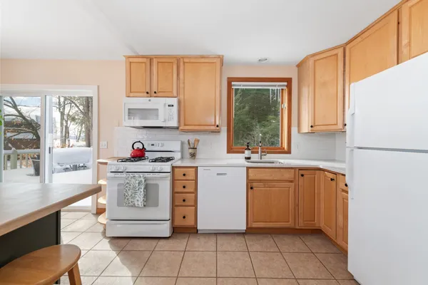 $699,900 | 22 Crescent Lane, Hebron, NH 03241