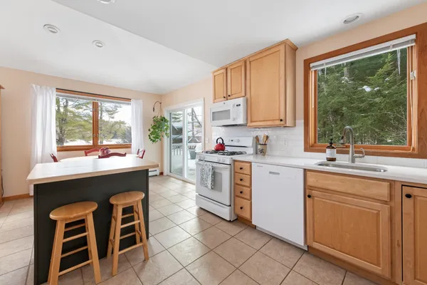 $699,900 | 22 Crescent Lane, Hebron, NH 03241