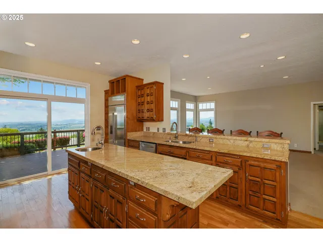 a large kitchen with kitchen island a large island in it