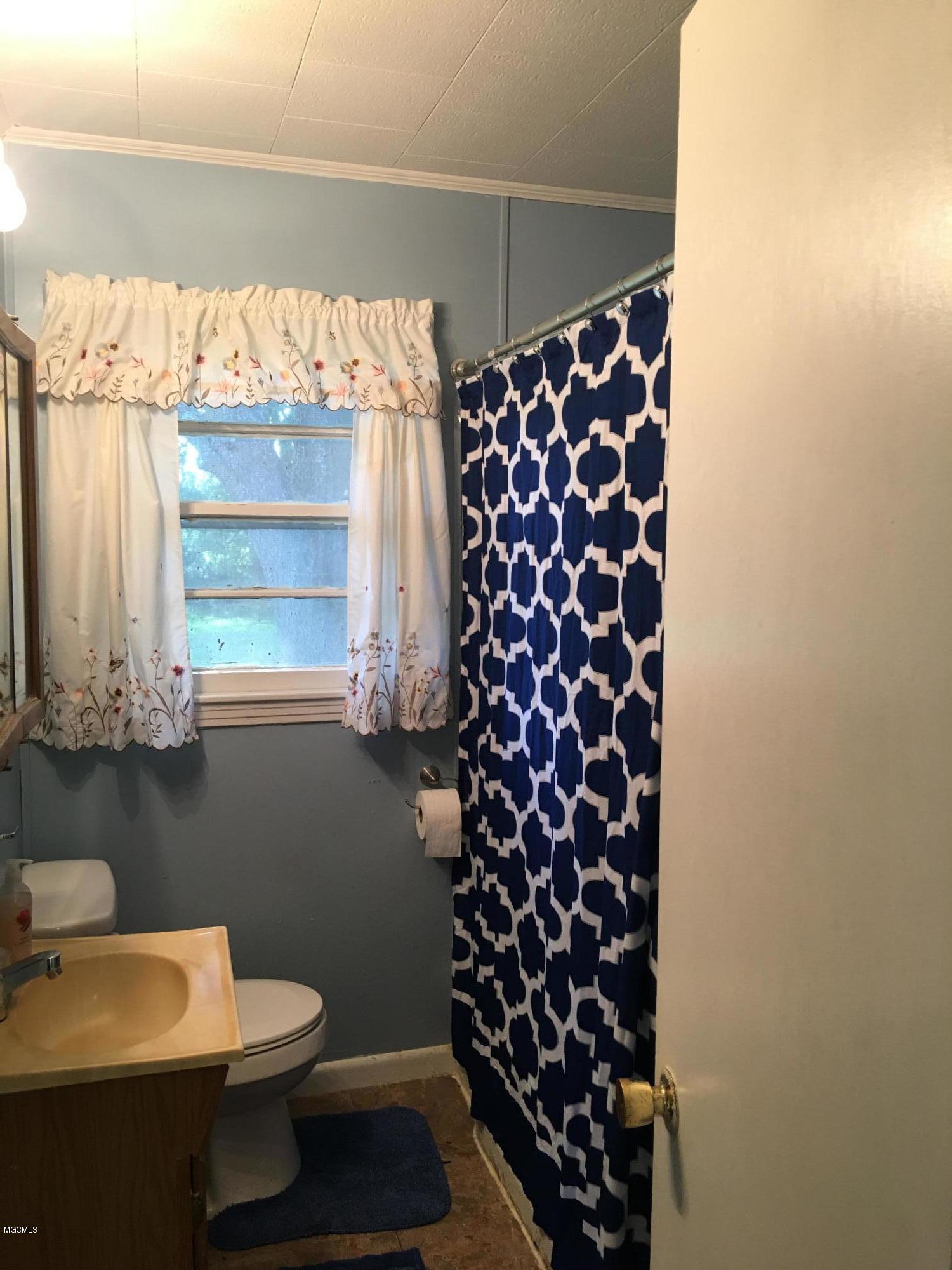 4100 Washington Boulevard Moss Point, MS 39563 - Photo 13 of 20 Bathroom