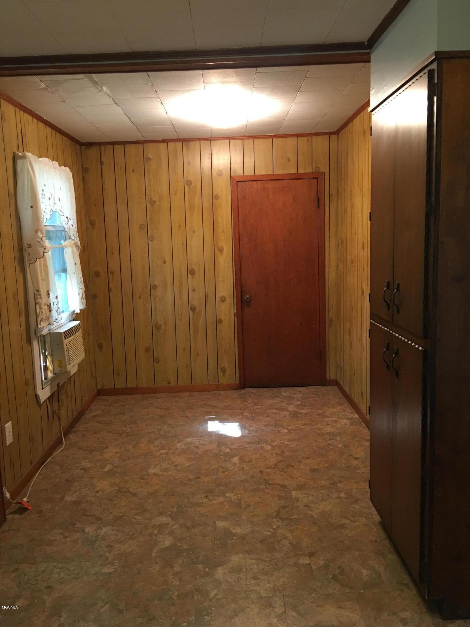 4100 Washington Boulevard Moss Point, MS 39563 - Photo 14 of 20 Dining Rm