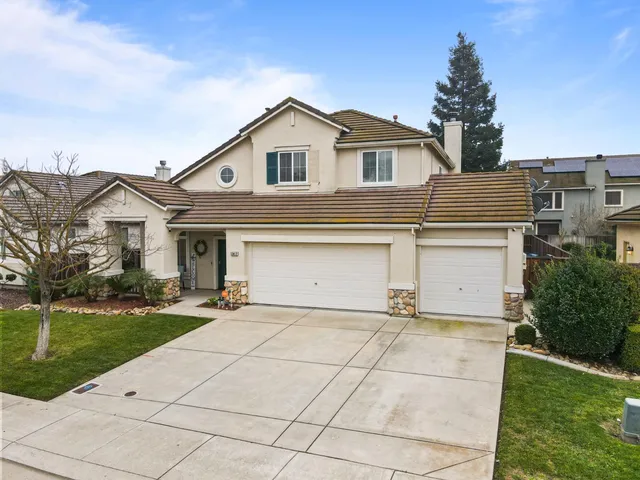 a view of a house with backyard and garden