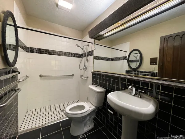 $1,750 | 315 Hillcrest Drive, San Antonio, TX 78228