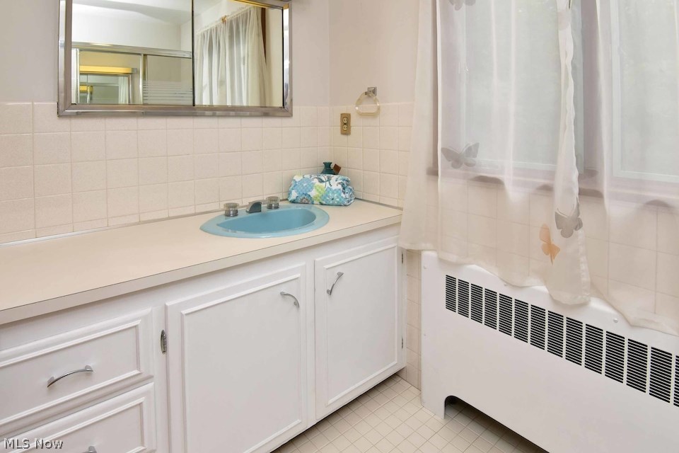 295 River Road Hinckley, OH 44233 - Photo 15 of 25 Full Bath Upstairs featuring two separated sinks/vanities, a private commode closet with exhaust, and a shower/bath area.