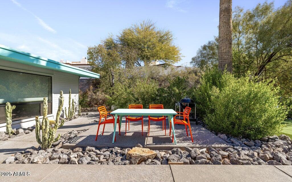 7440 East Cave Creek Road, Unit 6 Carefree, AZ 85377 - Photo 25 of 46 a outdoor space with a patio