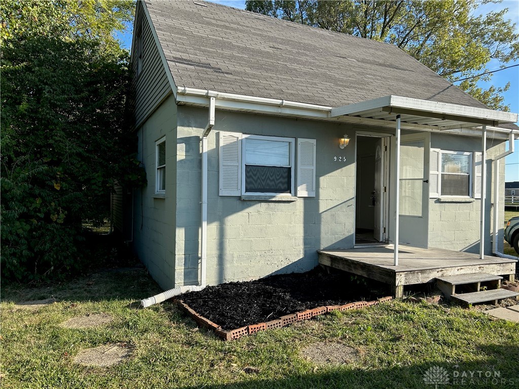 925 West Social Row Road Dayton, OH 45458 - Photo 2 of 16