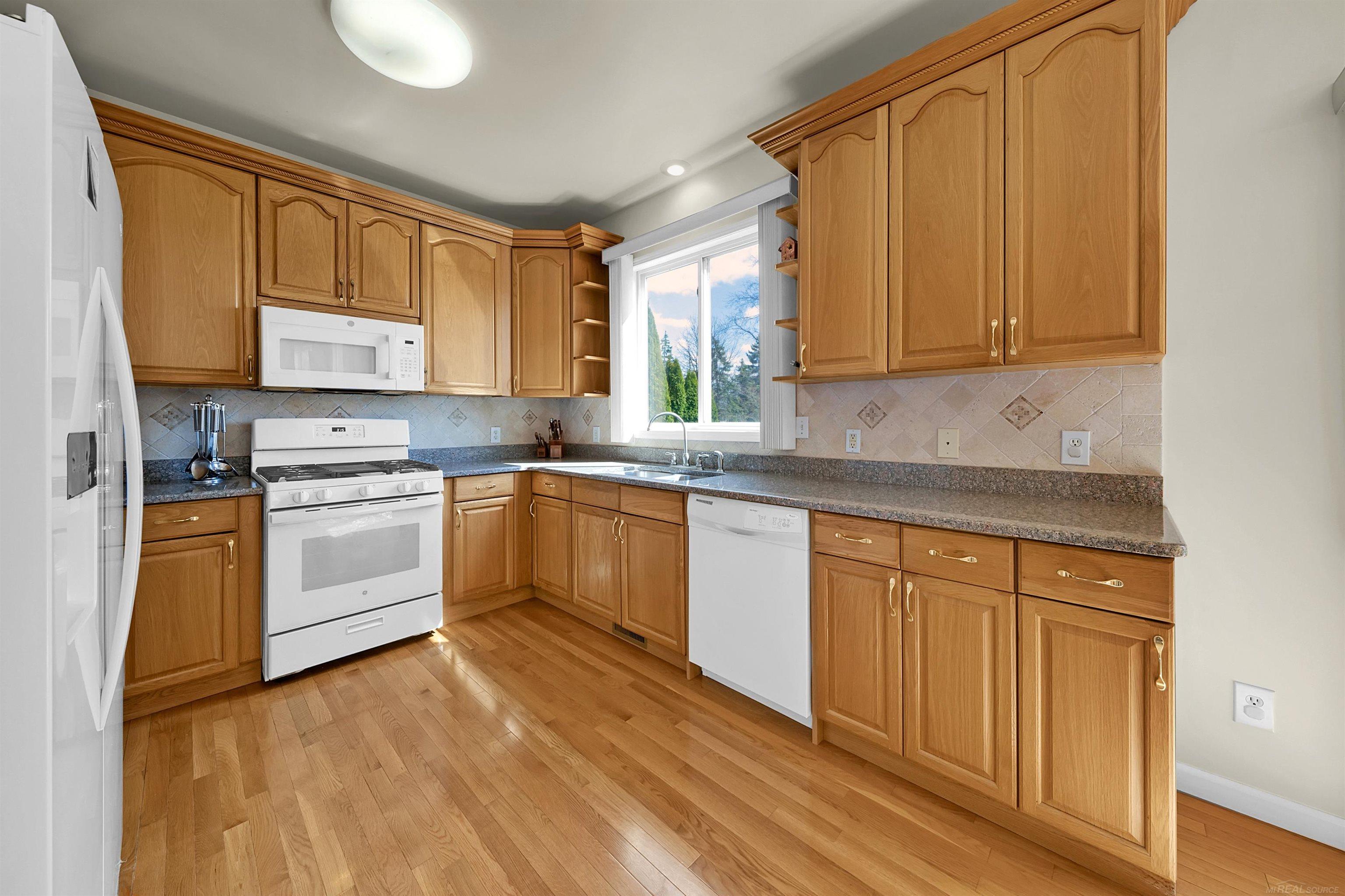 2094 Oakcrest Road Sterling Heights, MI 48310 - Photo 7 of 36 50171184-54570964-75d7-4c18-bb7d-3861a0ac262e.JPG