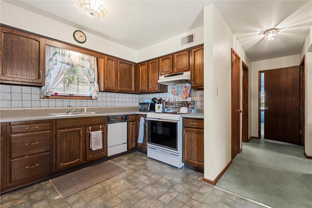 1242 La Belle Vue Road Vandergrift, PA 15690 - Photo 4 of 48