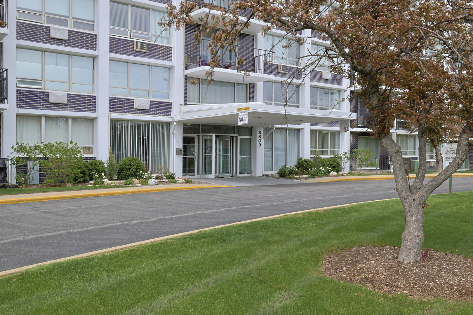 8809 West Golf Road, Unit 11D Niles, IL 60714 - Photo 2 of 15