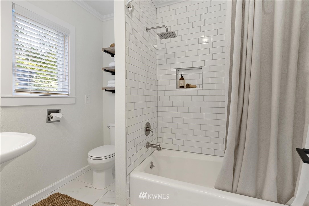 4411 Sunset Beach Road West University Place, WA 98466 - Photo 16 of 39 a bathroom with a bathtub and toilet