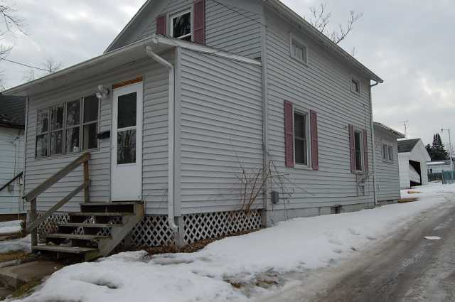 918 South Fruit Avenue Freeport, IL 61032 - Photo 3 of 3 a front view of a house
