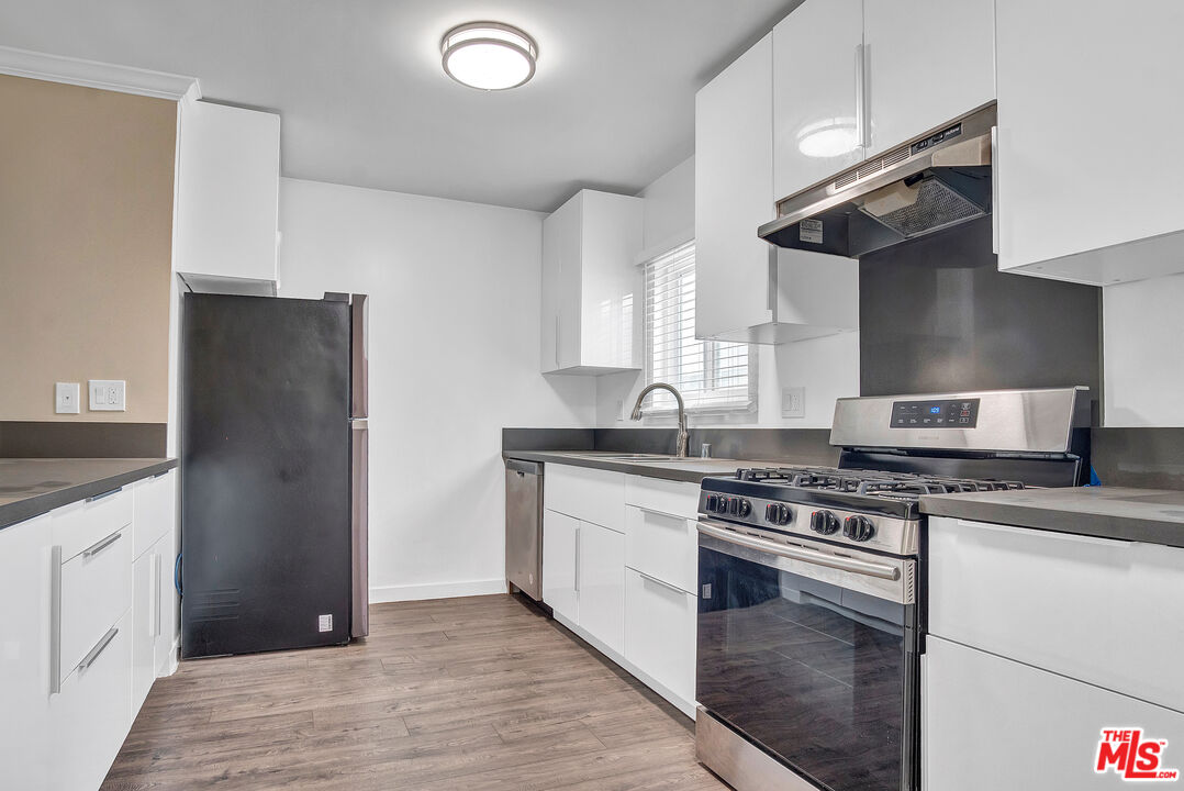 1861 Midvale Avenue Los Angeles, CA 90025 - Photo 15 of 39