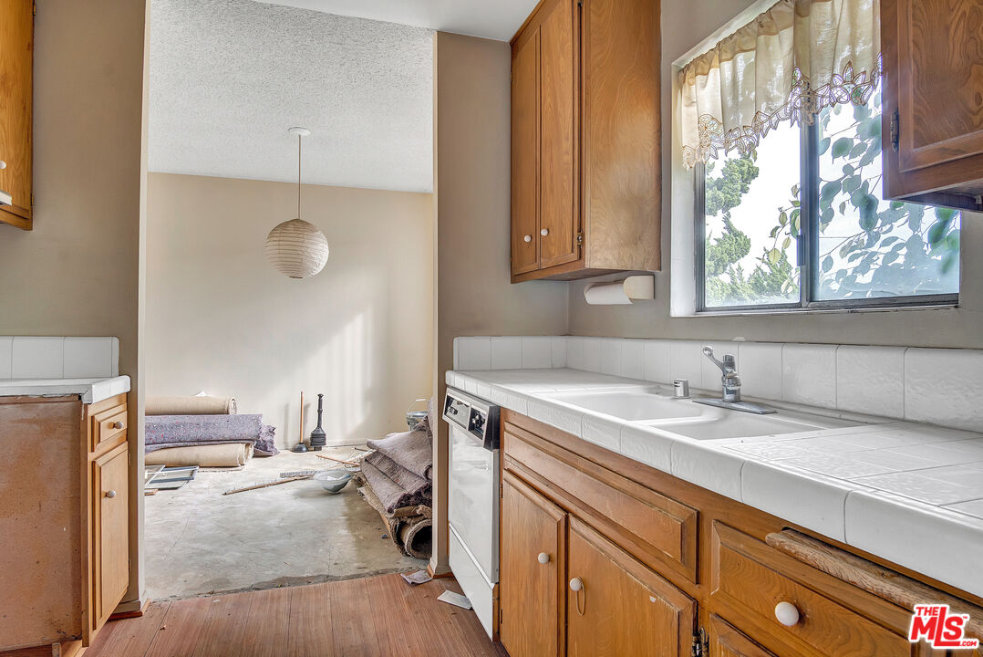 1861 Midvale Avenue Los Angeles, CA 90025 - Photo 22 of 39