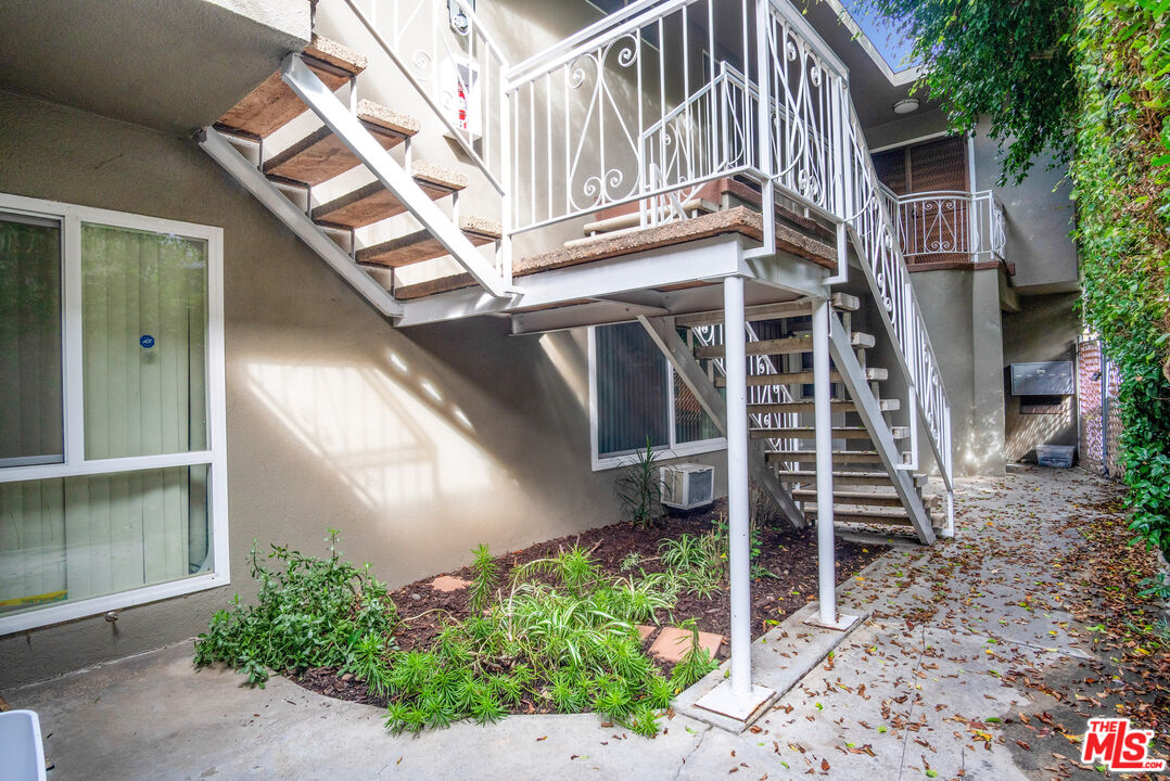 1861 Midvale Avenue Los Angeles, CA 90025 - Photo 5 of 39