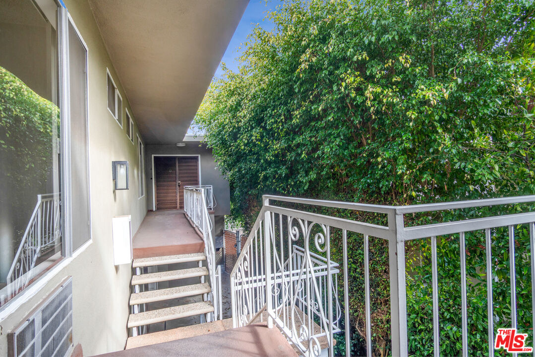 1861 Midvale Avenue Los Angeles, CA 90025 - Photo 6 of 39