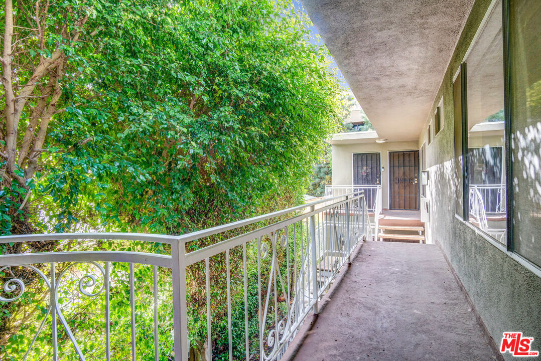 1861 Midvale Avenue Los Angeles, CA 90025 - Photo 7 of 39