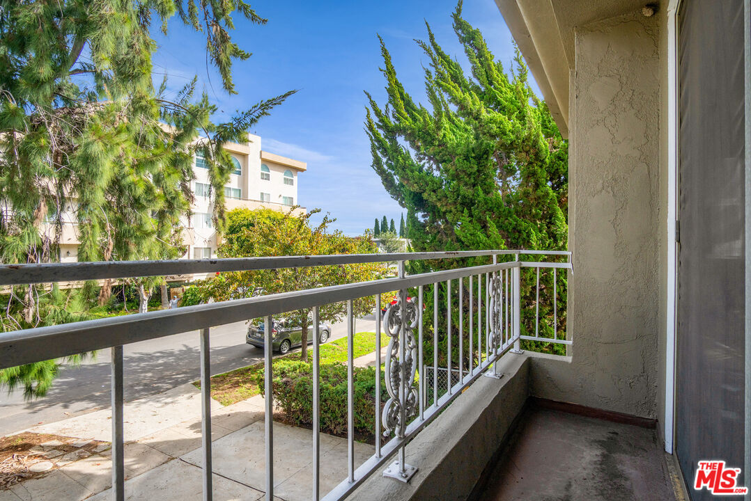 1861 Midvale Avenue Los Angeles, CA 90025 - Photo 8 of 39