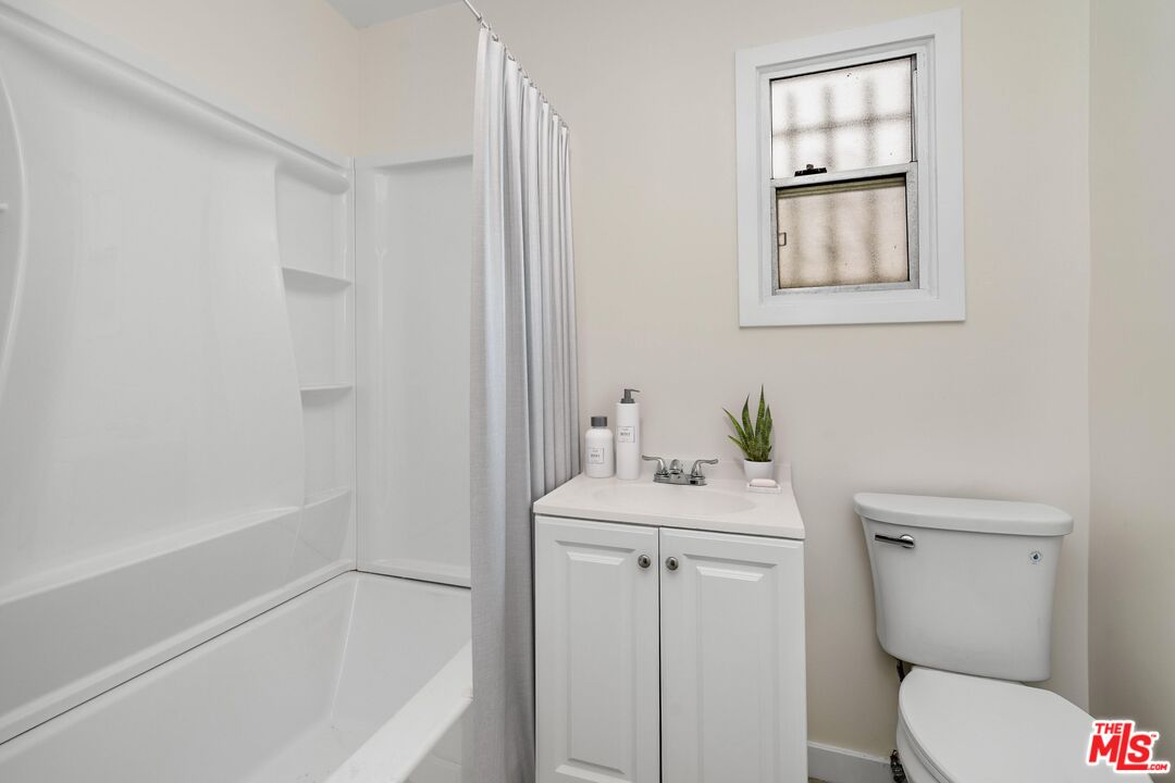 2406 South Cochran Avenue Los Angeles, CA 90016 - Photo 12 of 15