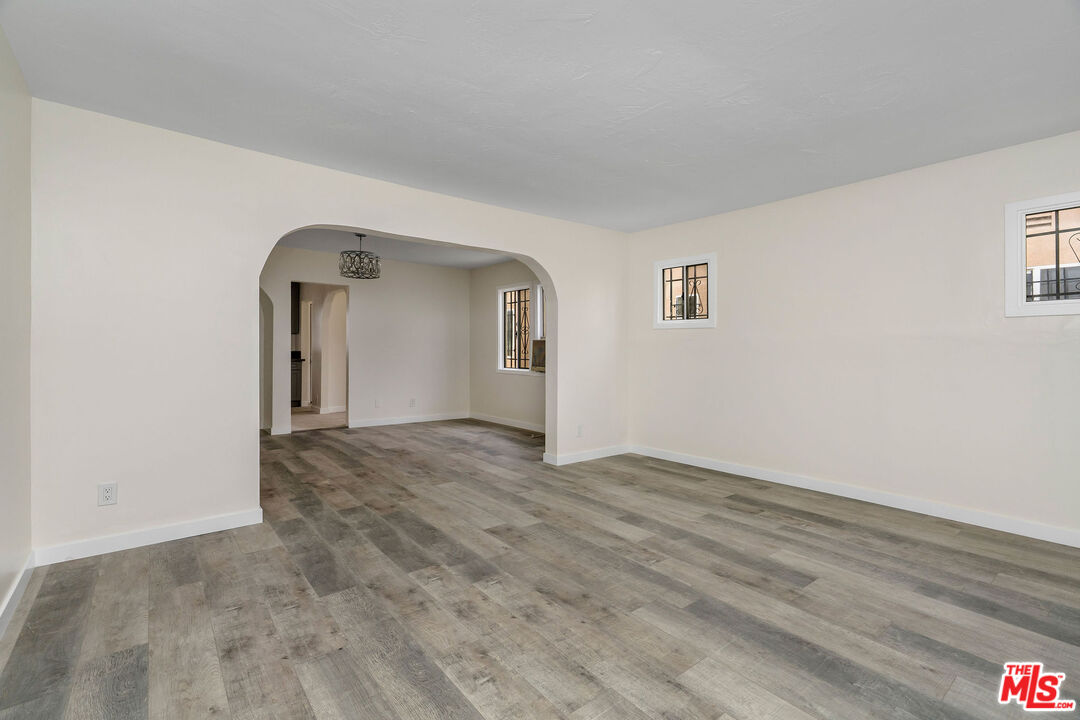 2406 South Cochran Avenue Los Angeles, CA 90016 - Photo 3 of 15