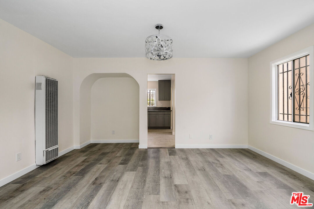 2406 South Cochran Avenue Los Angeles, CA 90016 - Photo 5 of 15