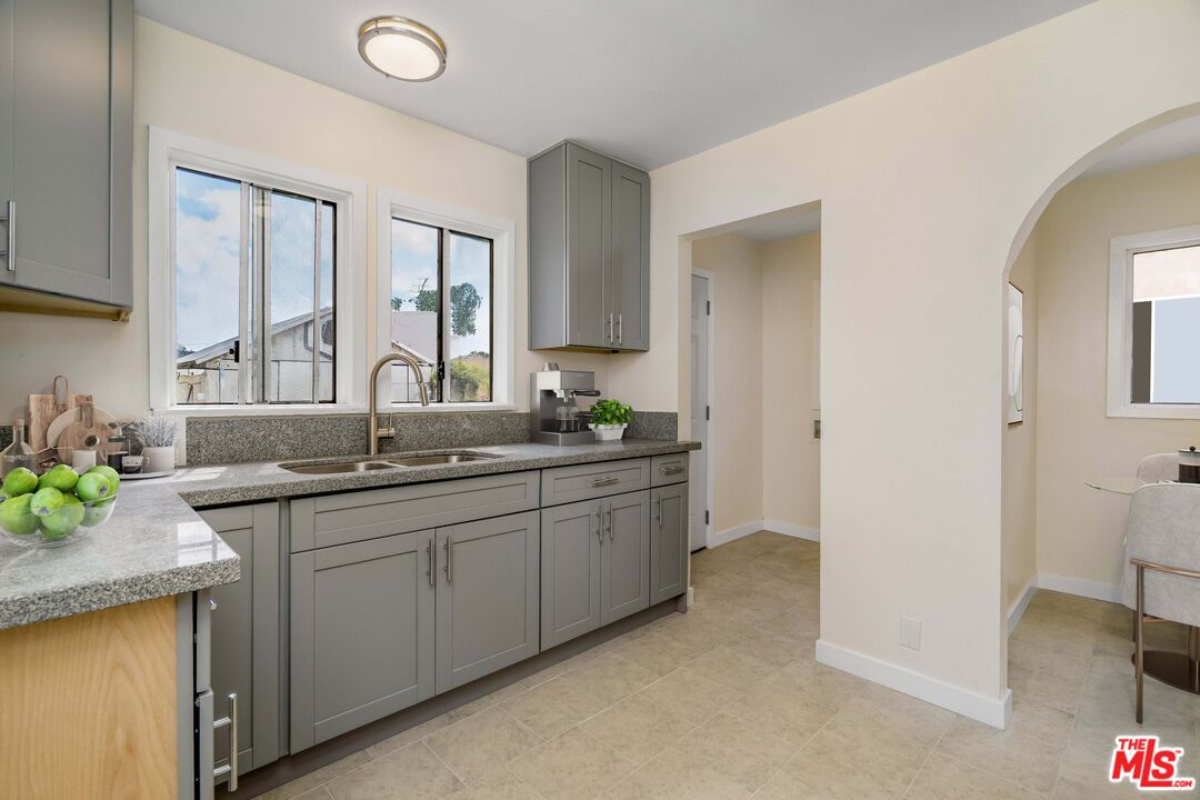 2406 South Cochran Avenue Los Angeles, CA 90016 - Photo 6 of 15