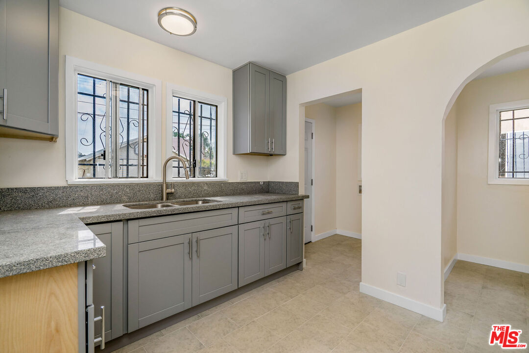 2406 South Cochran Avenue Los Angeles, CA 90016 - Photo 7 of 15