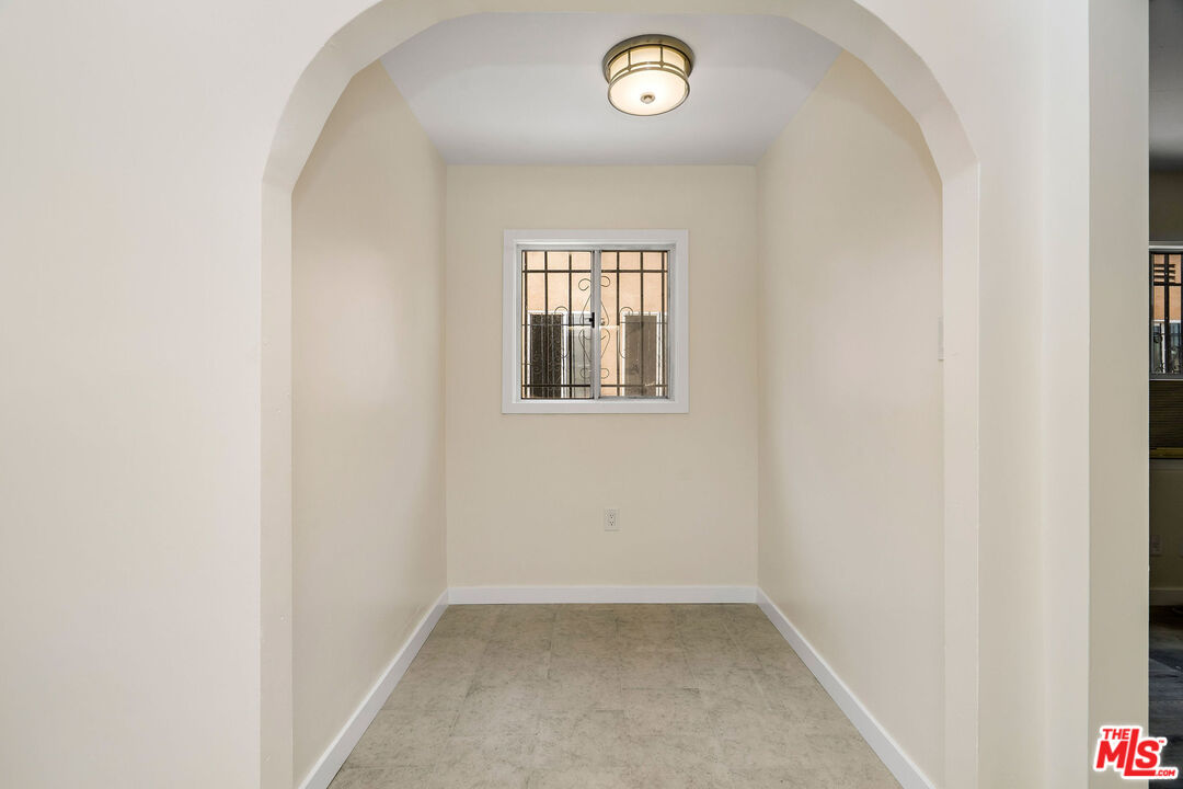 2406 South Cochran Avenue Los Angeles, CA 90016 - Photo 9 of 15