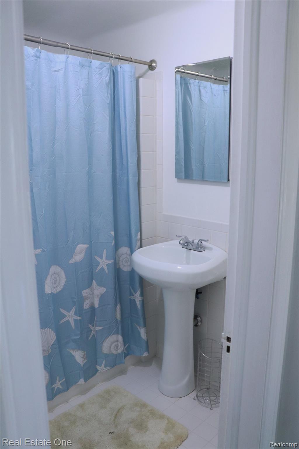 3275 Lexington Road Waterford, MI 48328 - Photo 8 of 12 Tub in bathroom.